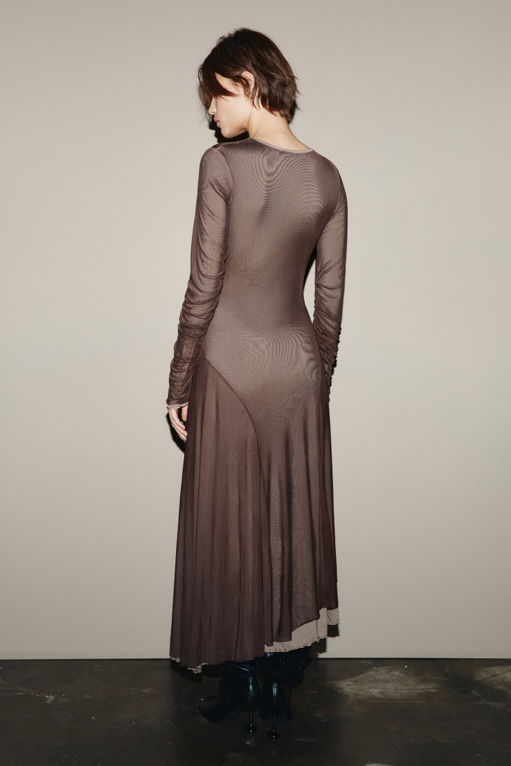Платье макси асимметричное с драпировками - цвет коричневый - 3