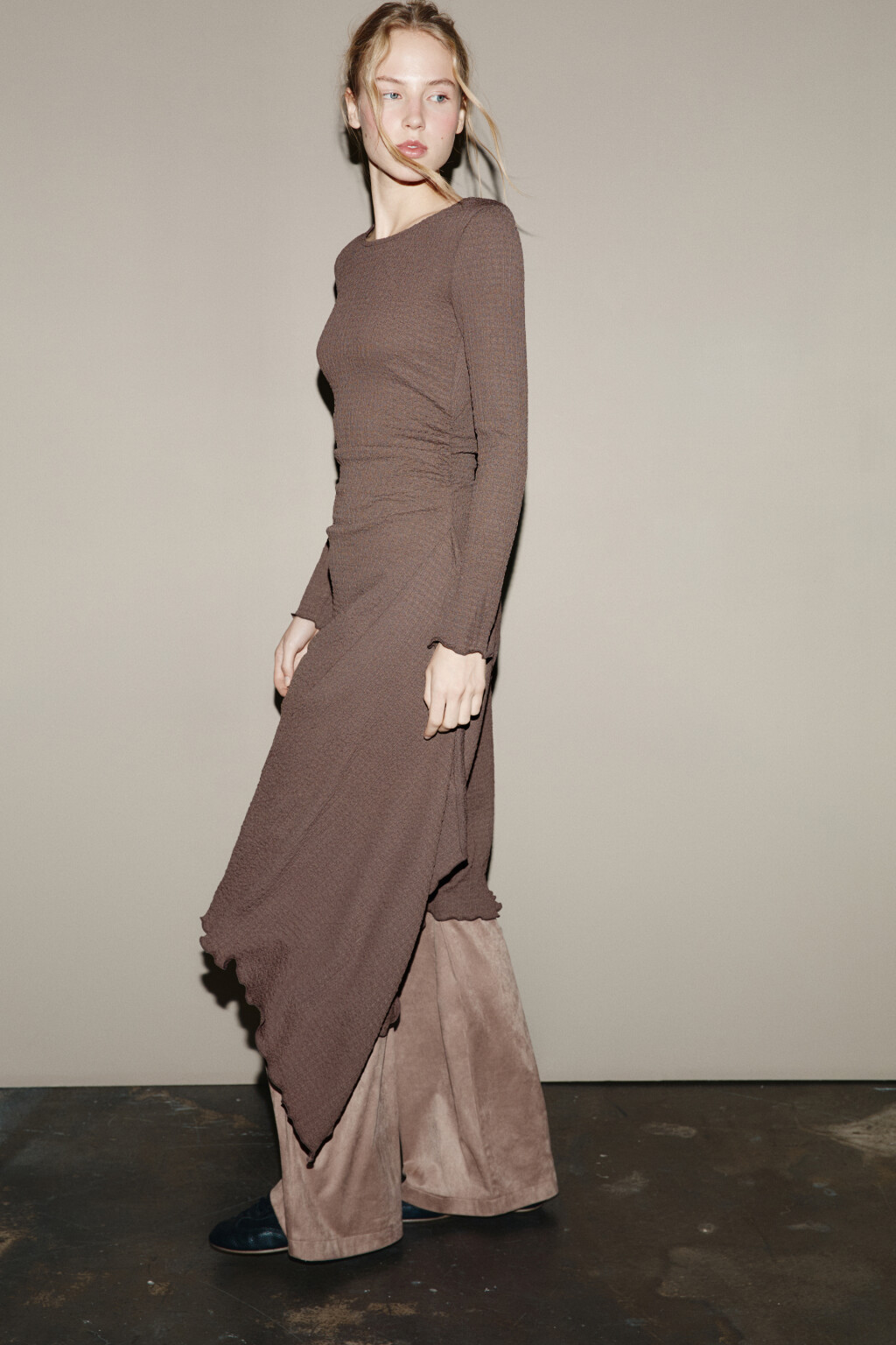 Платье макси асимметричное из жатой ткани - цвет коричневый - 1