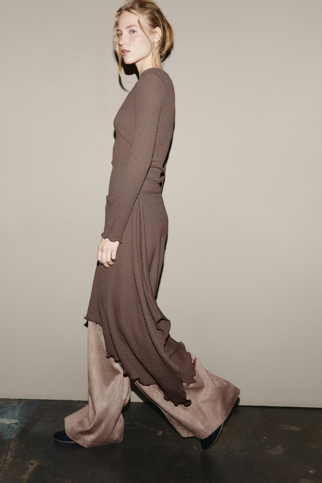 Платье макси асимметричное из жатой ткани - цвет коричневый - 2