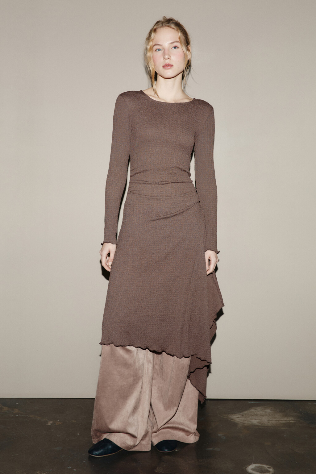Платье макси асимметричное из жатой ткани - цвет коричневый - 5