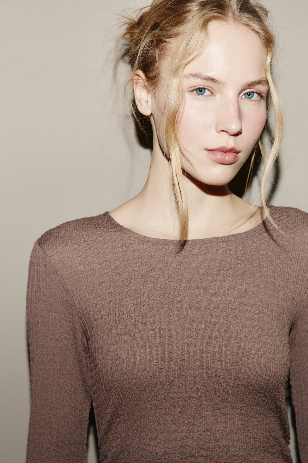 Платье макси асимметричное из жатой ткани - цвет коричневый - 6