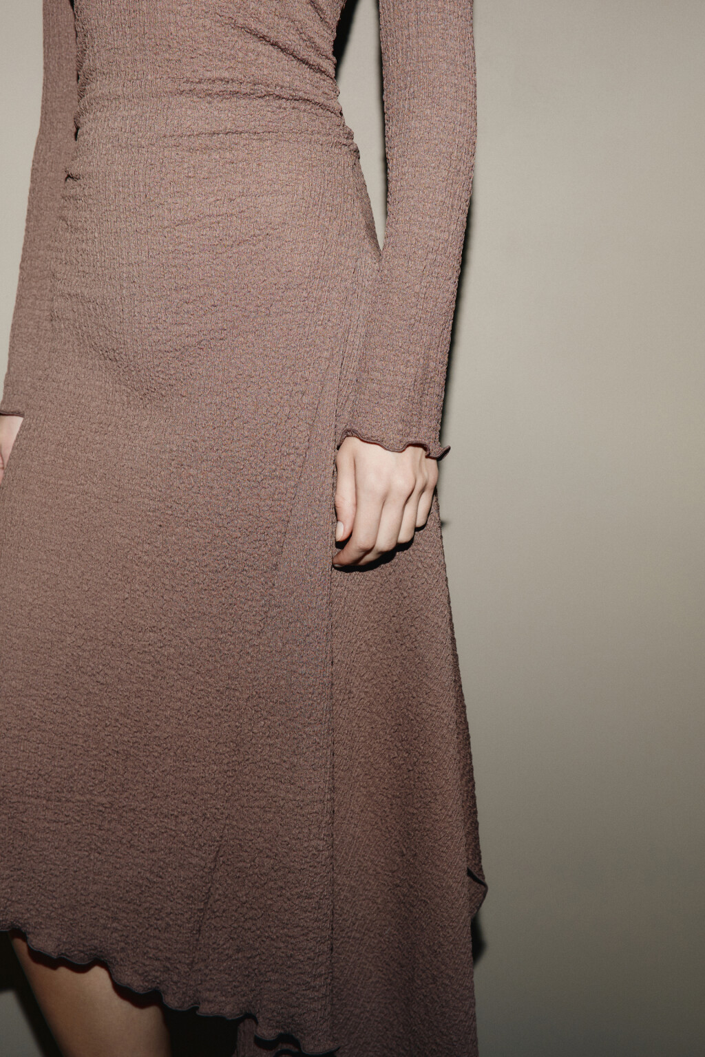 Платье макси асимметричное из жатой ткани - цвет коричневый - 7