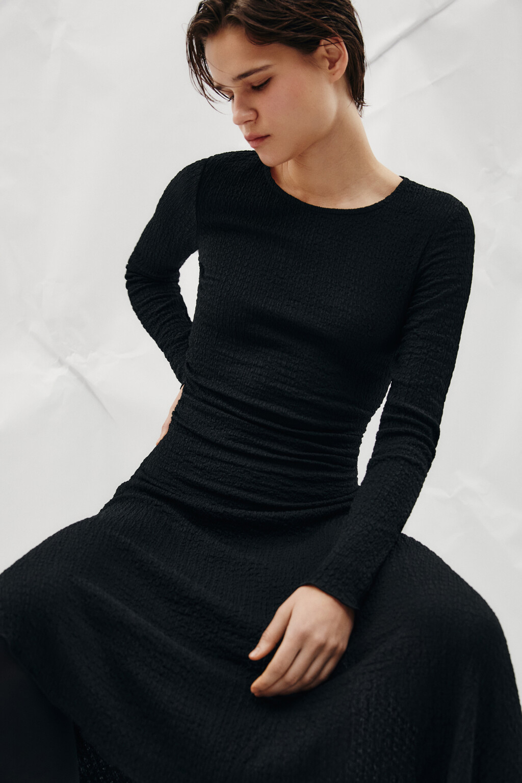 Платье макси асимметричное из жатой ткани - цвет черный - 1