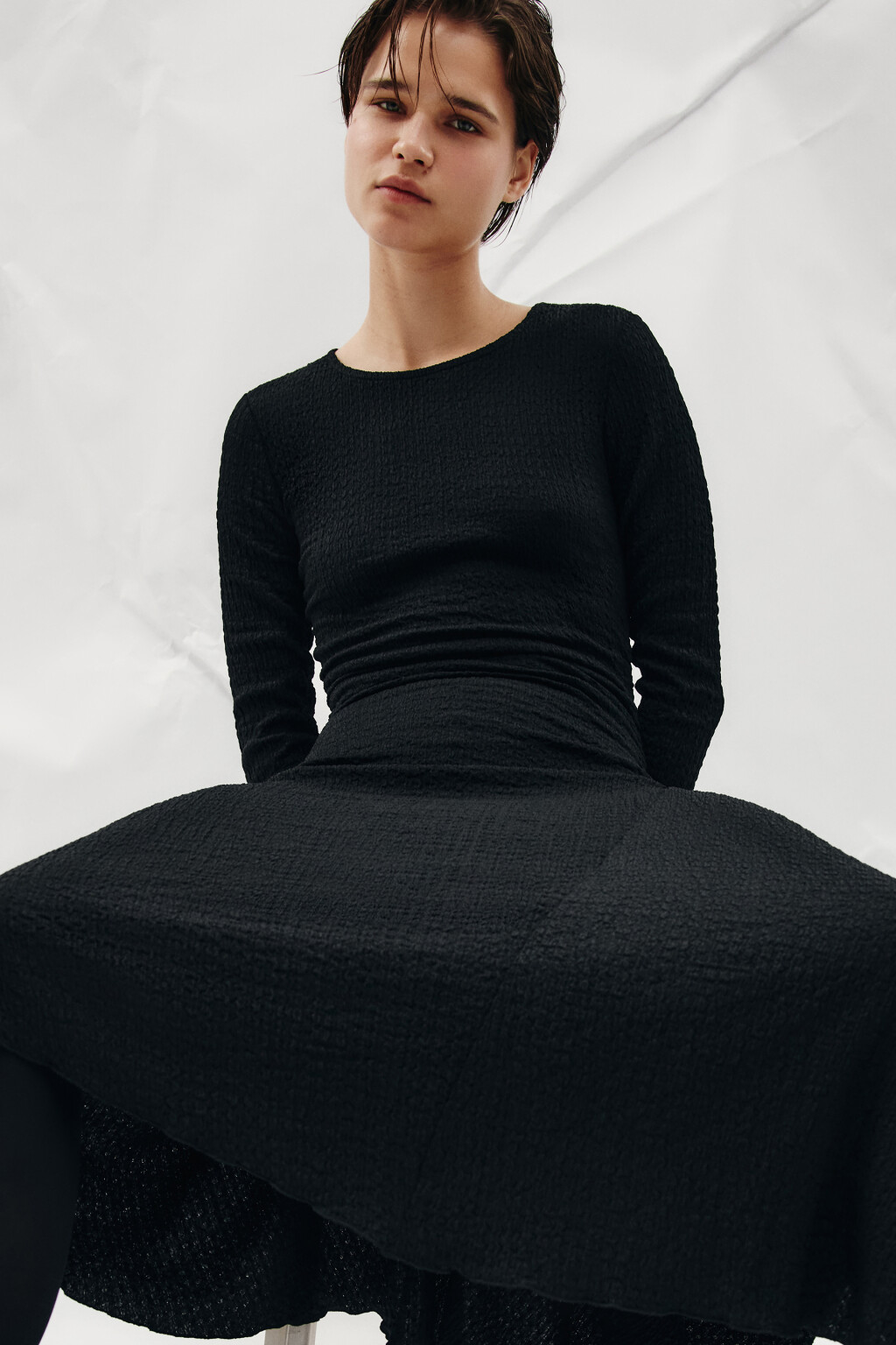 Платье макси асимметричное из жатой ткани - цвет черный - 2