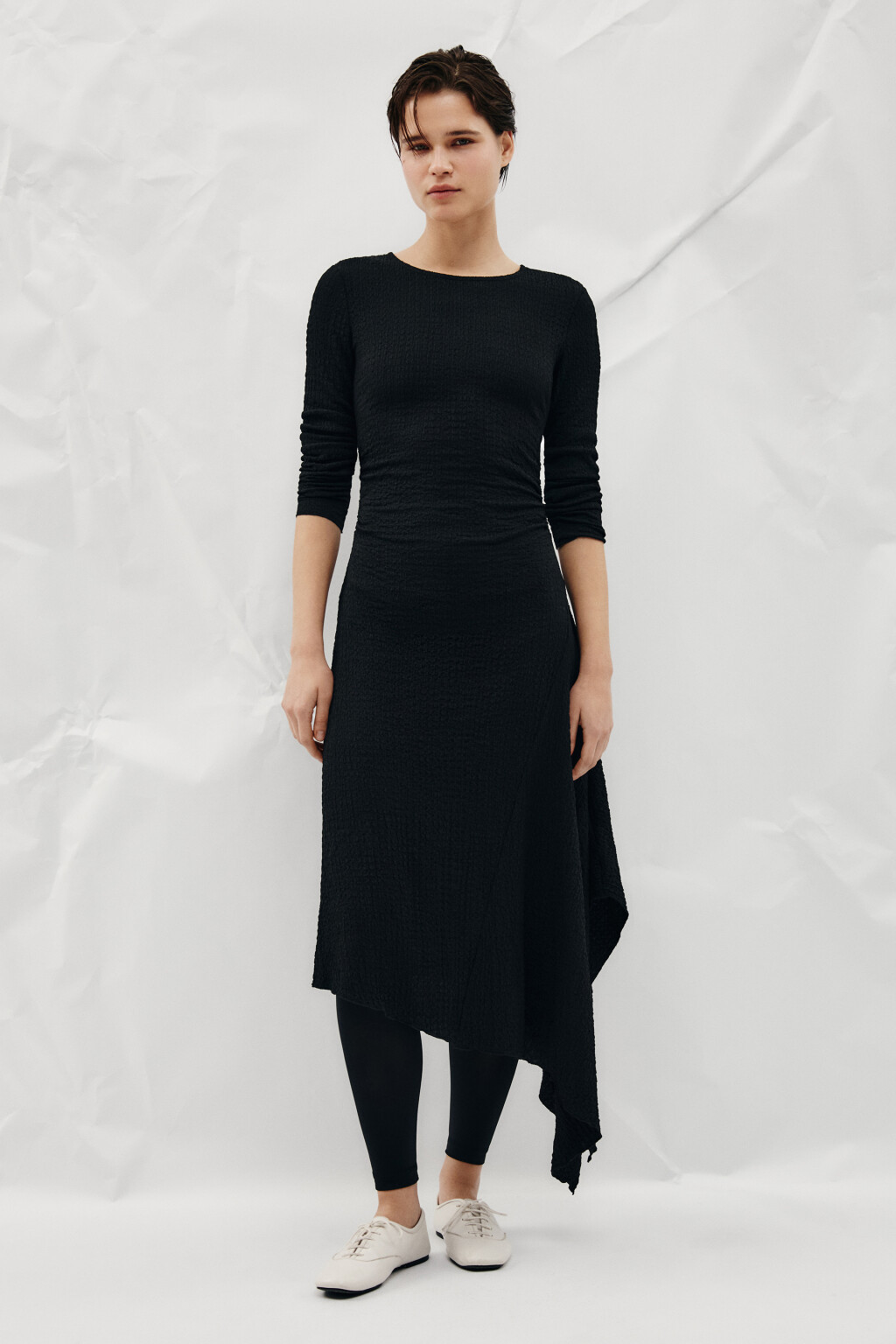Платье макси асимметричное из жатой ткани - цвет черный - 5
