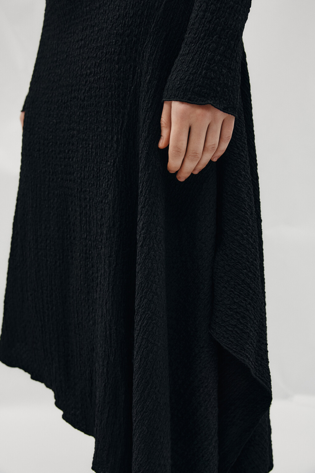 Платье макси асимметричное из жатой ткани - цвет черный - 7