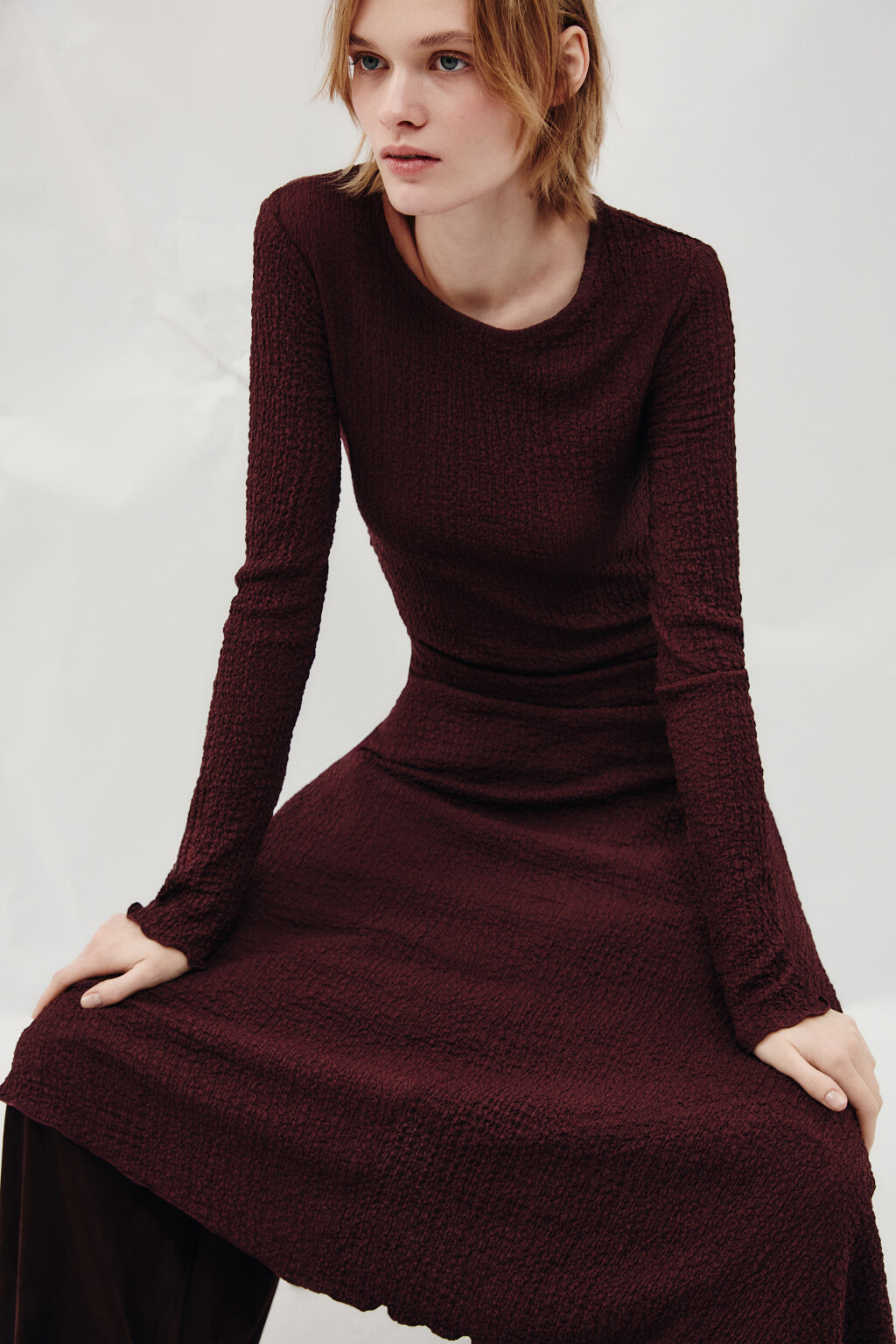 Платье макси асимметричное из жатой ткани - цвет красный - 2