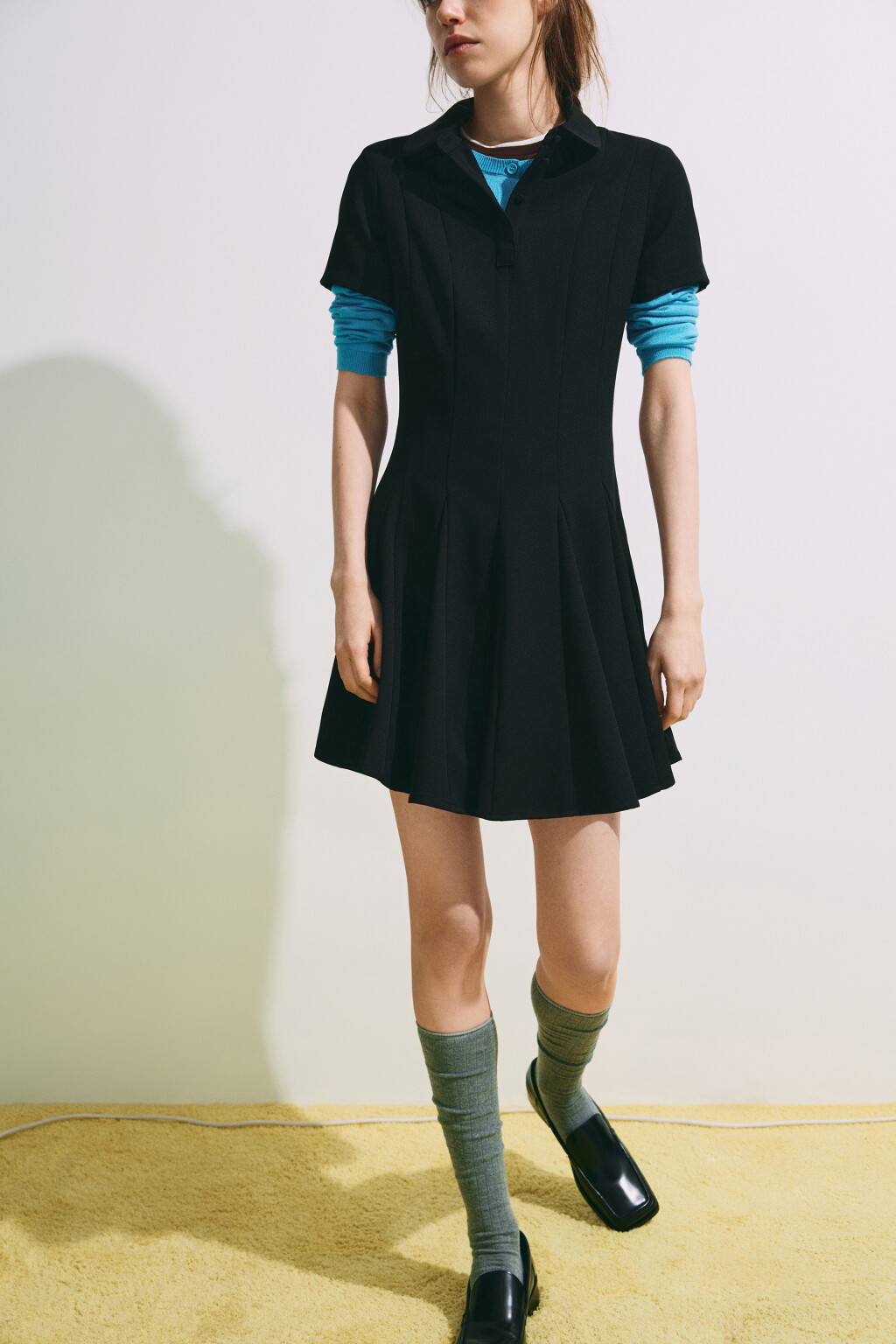 Платье мини в складку с округлым воротником - цвет черный - 2