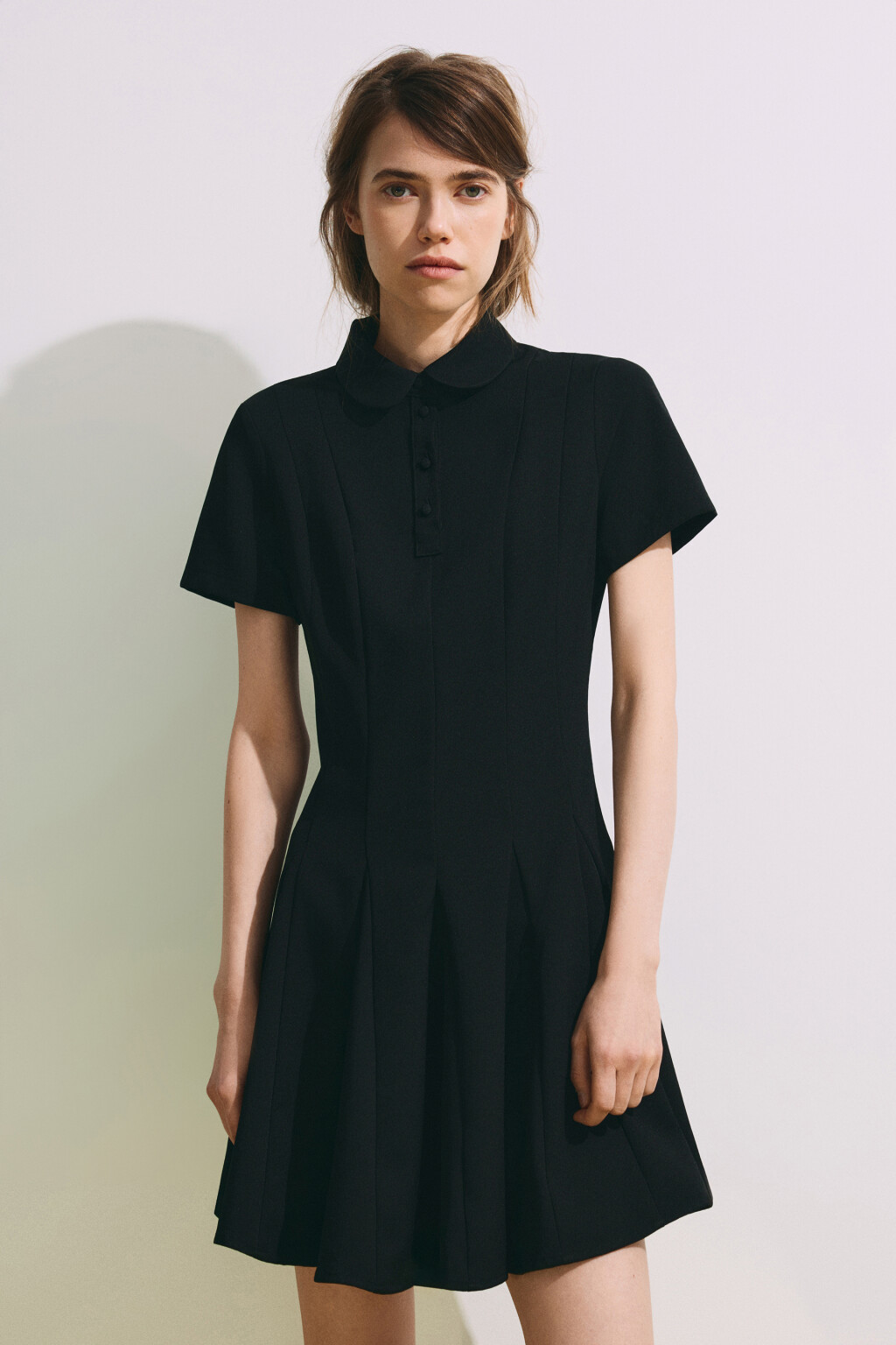 Платье мини в складку с округлым воротником - цвет черный - 3