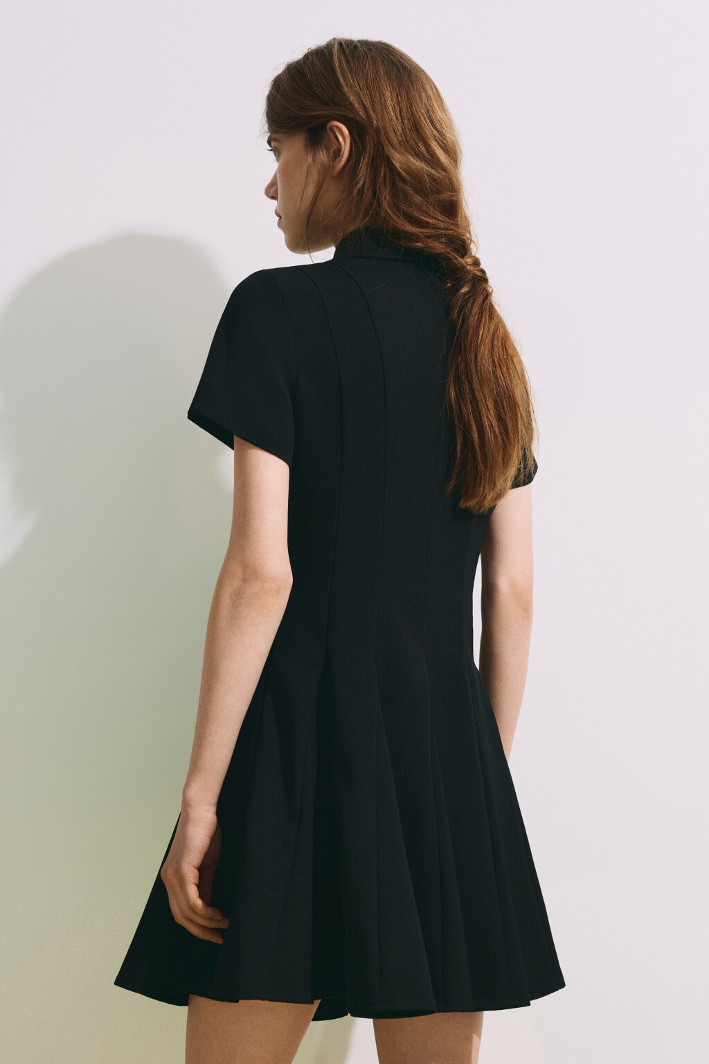 Платье мини в складку с округлым воротником - цвет черный - 4