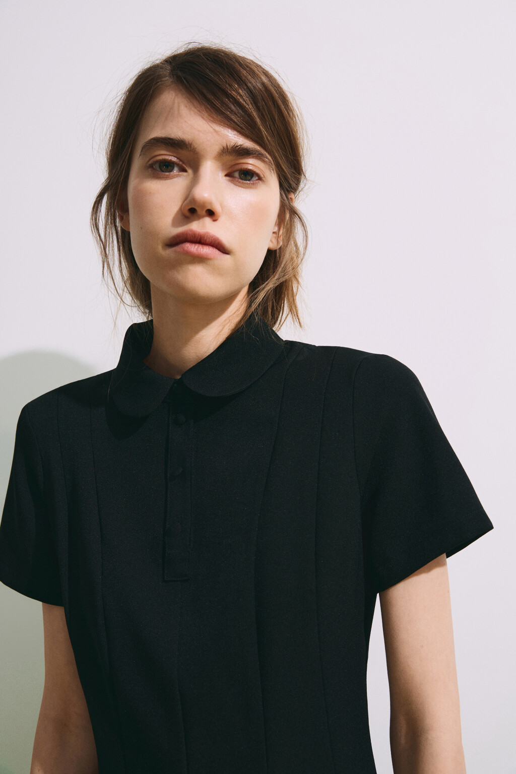 Платье мини в складку с округлым воротником - цвет черный - 6