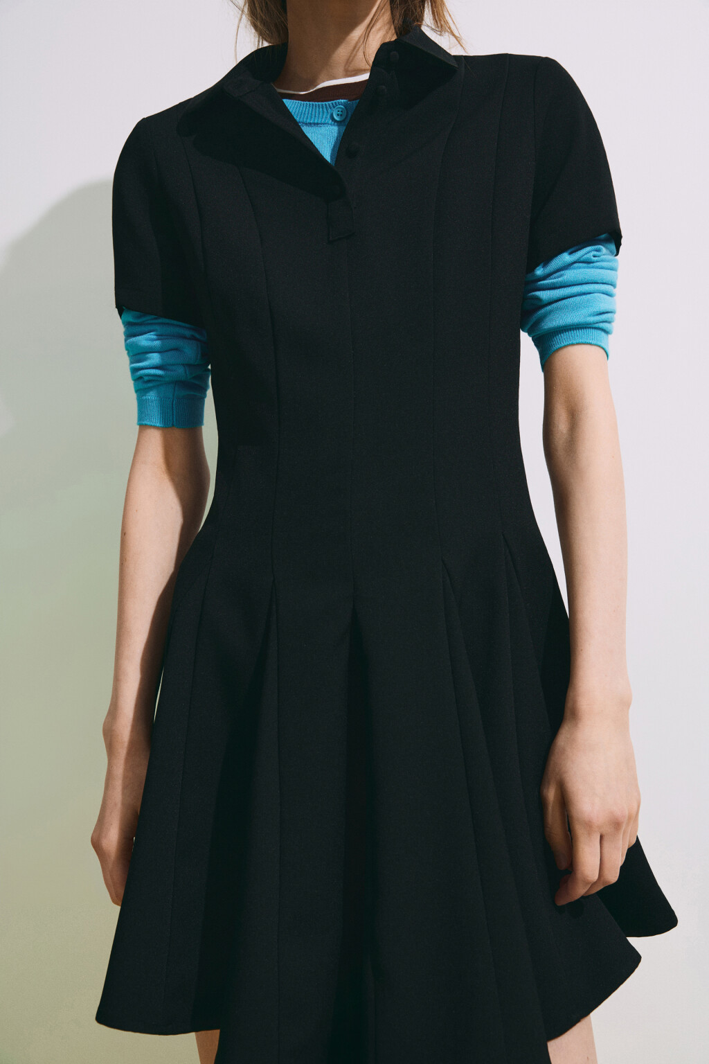 Платье мини в складку с округлым воротником - цвет черный - 7