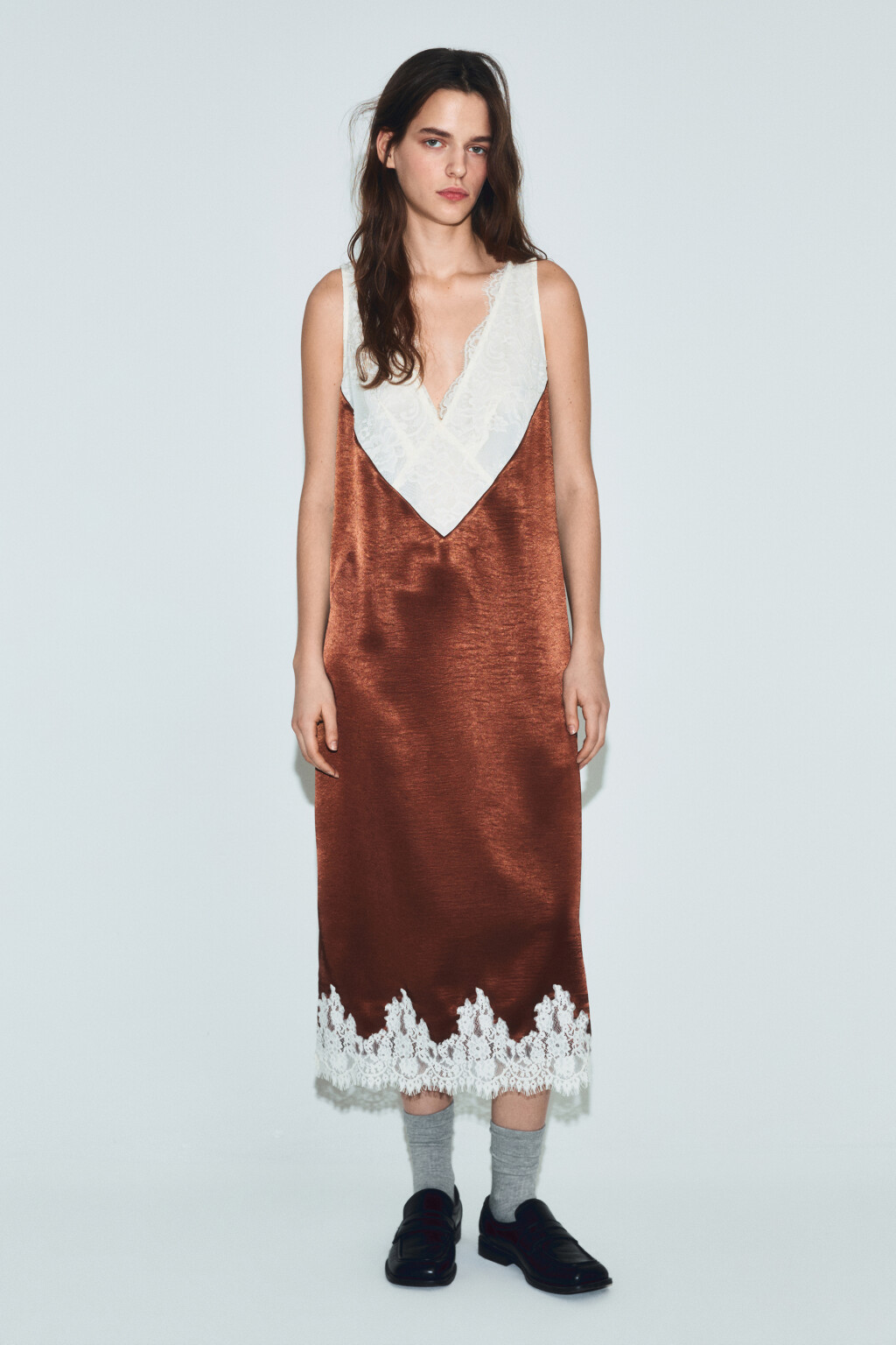 Платье миди атласное с кружевом - цвет коричневый - 3