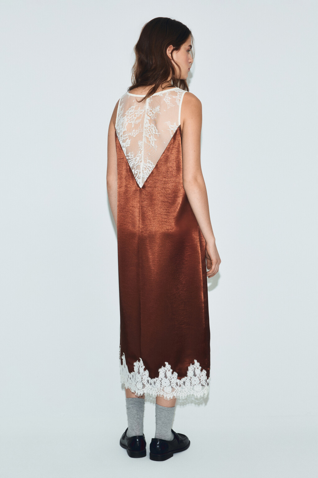 Платье миди атласное с кружевом - цвет коричневый - 4