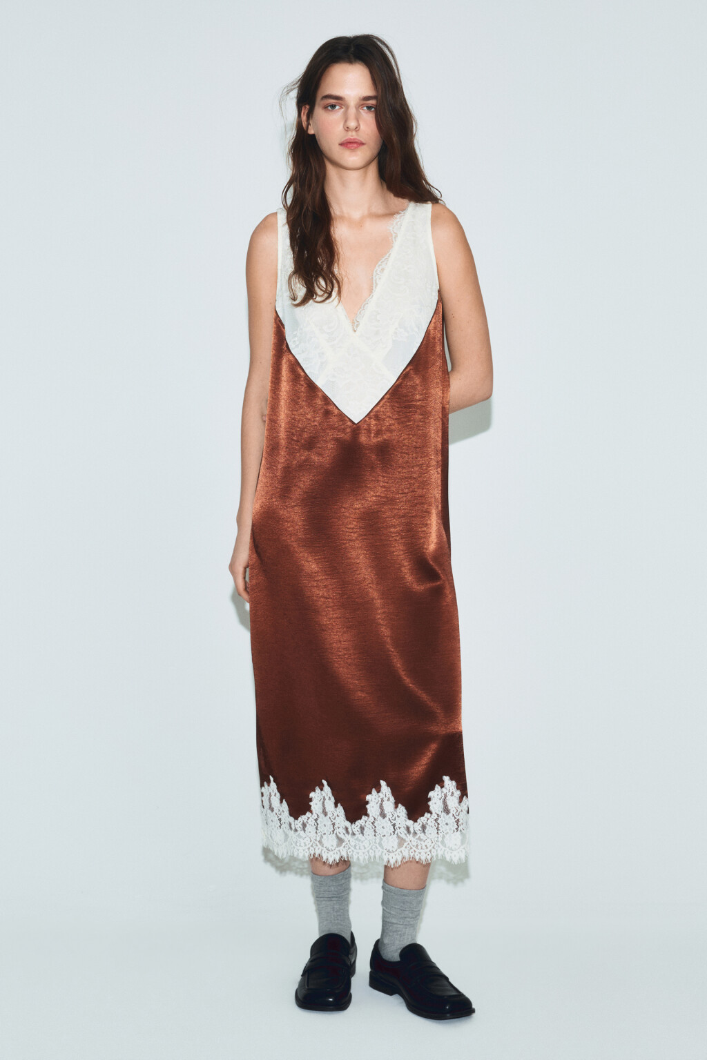 Платье миди атласное с кружевом - цвет коричневый - 5