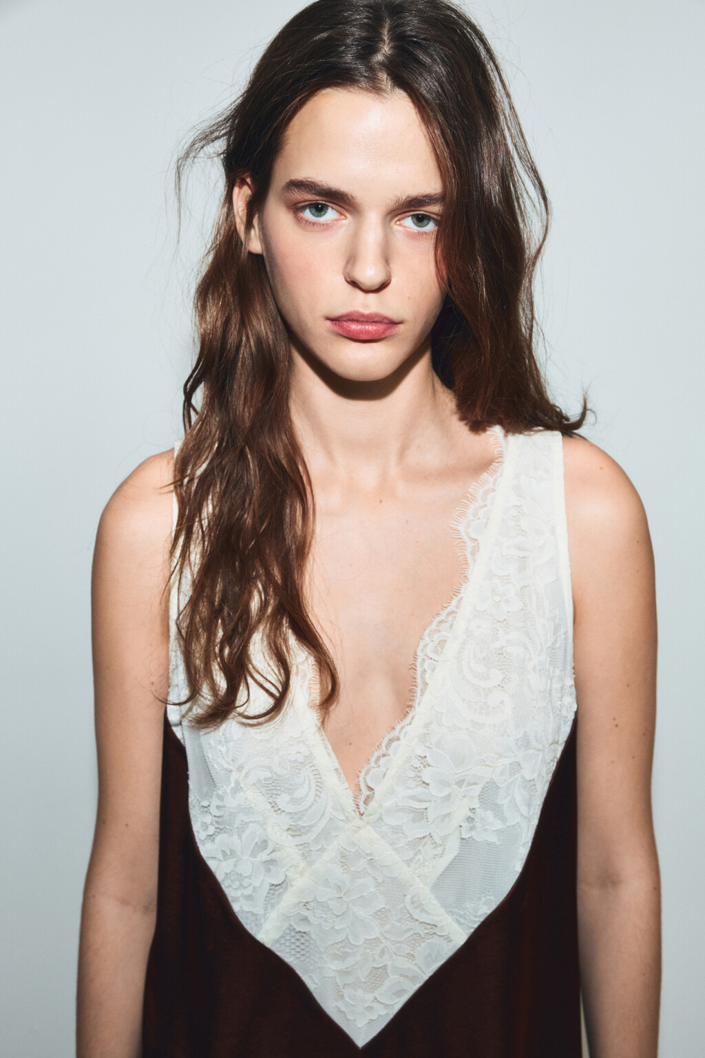 Платье миди атласное с кружевом - цвет коричневый - 6