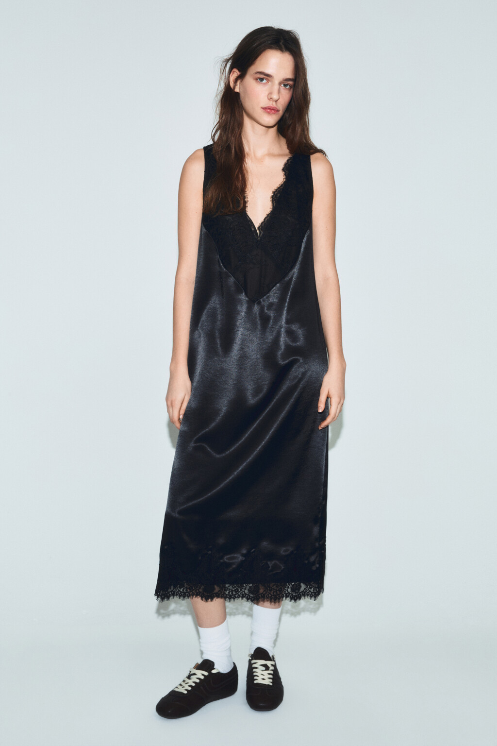 Платье миди атласное с кружевом - цвет черный - 2
