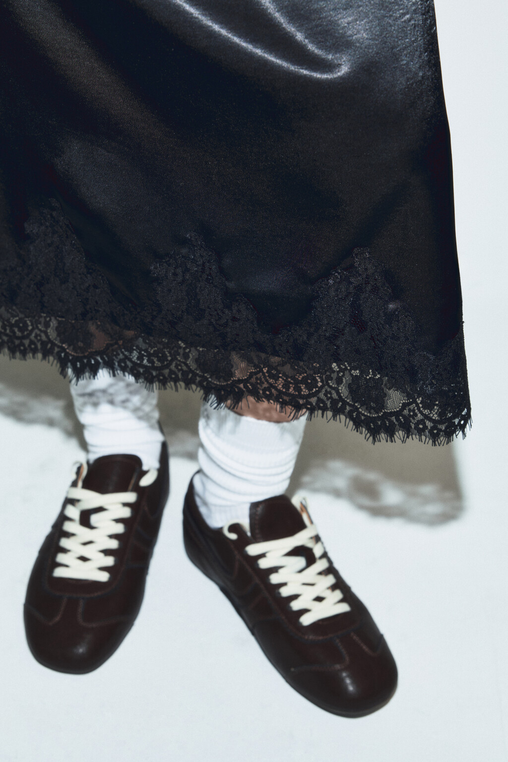 Платье миди атласное с кружевом - цвет черный - 5