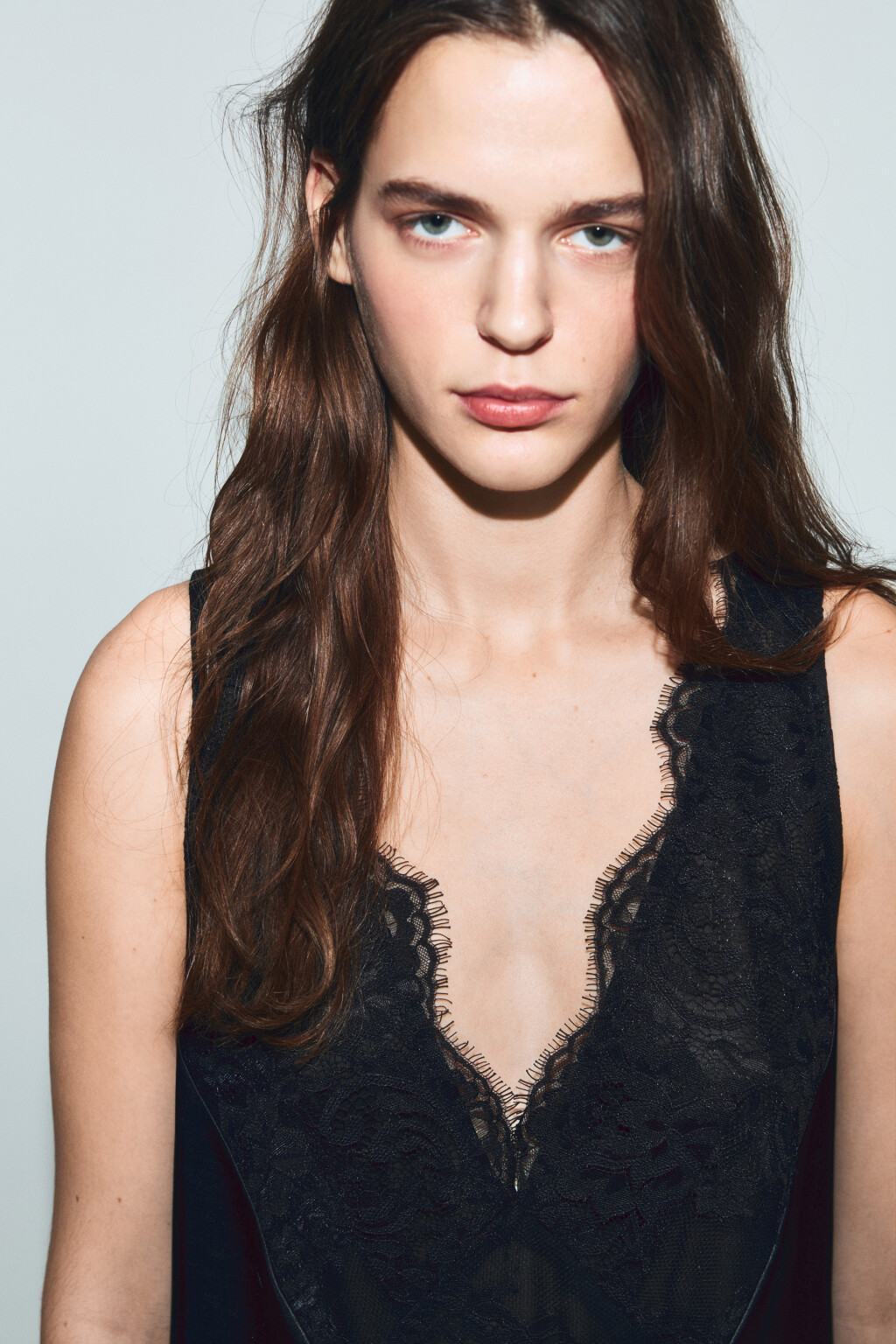 Платье миди атласное с кружевом - цвет черный - 6