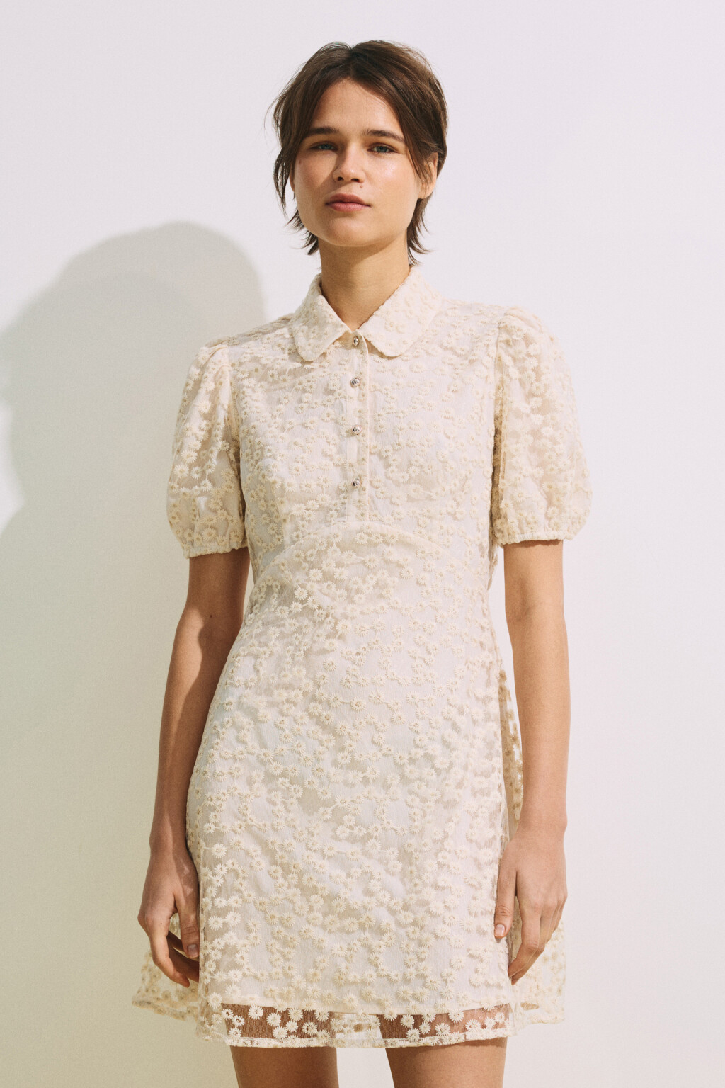 Платье-трапеция мини с цветочной вышивкой - цвет молочный - 3