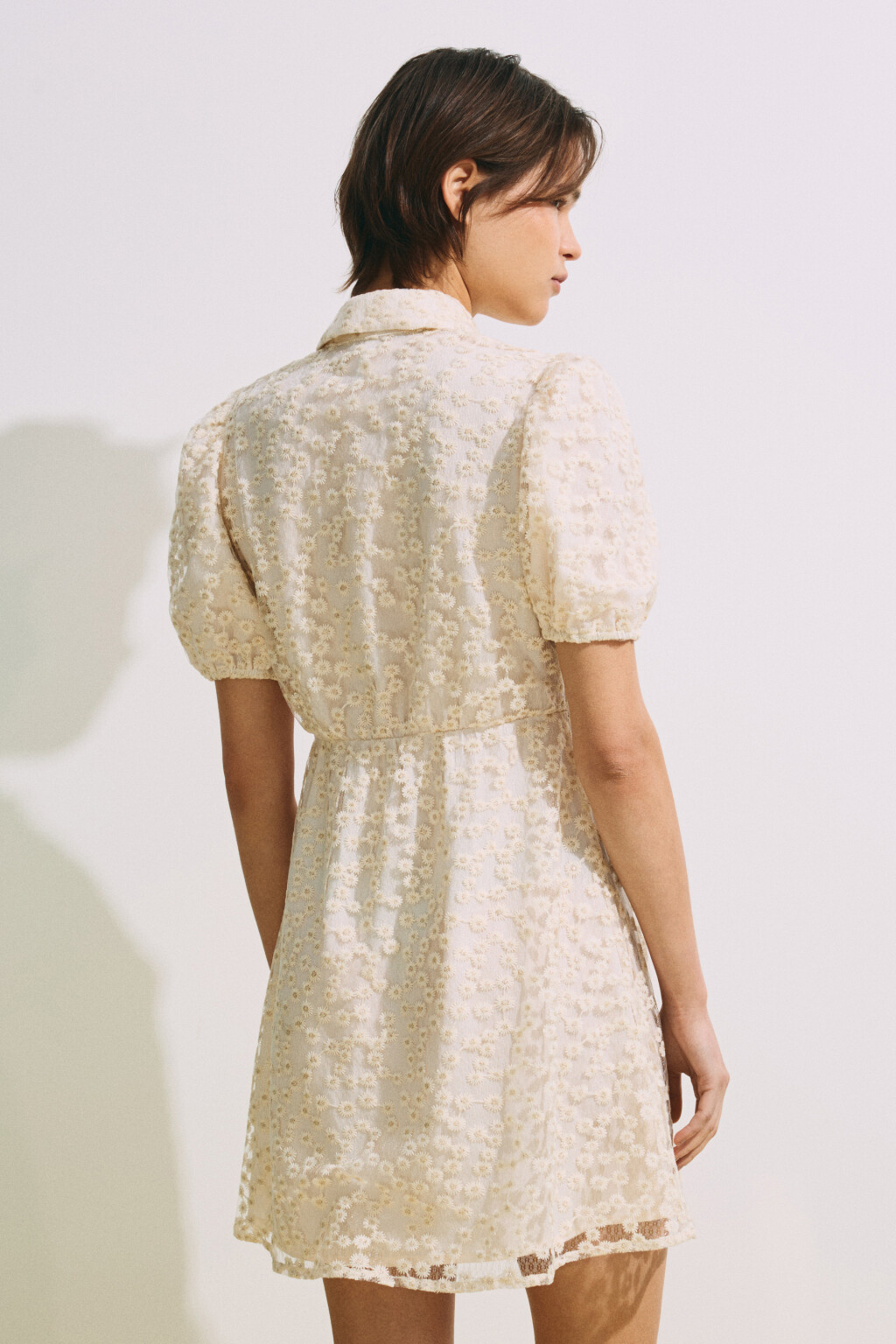 Платье-трапеция мини с цветочной вышивкой - цвет молочный - 4