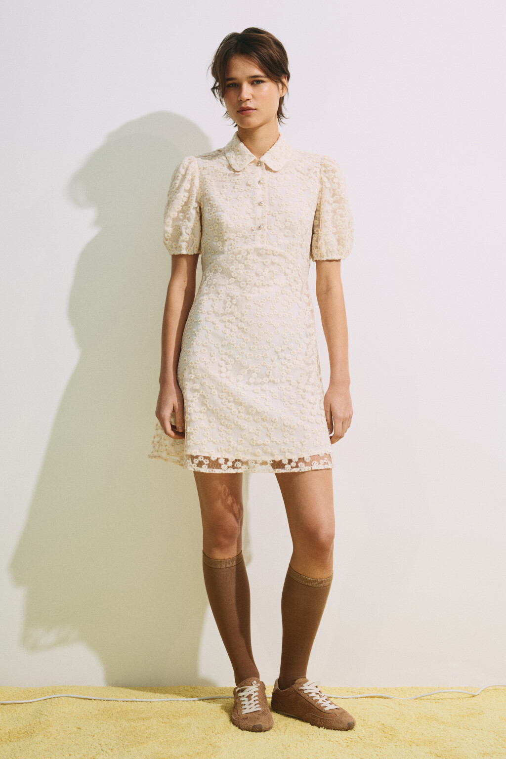 Платье-трапеция мини с цветочной вышивкой - цвет молочный - 5