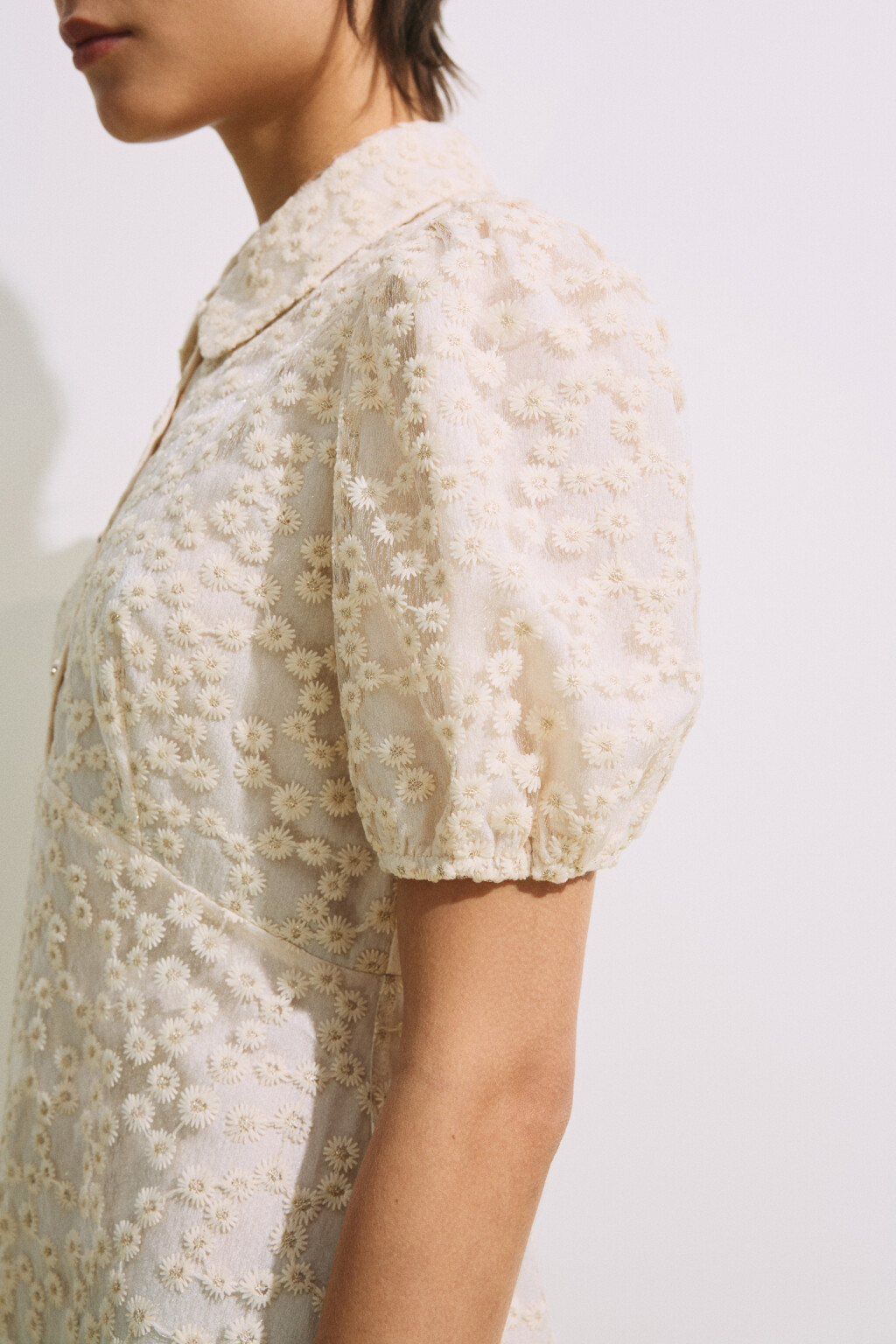 Платье-трапеция мини с цветочной вышивкой - цвет молочный - 7