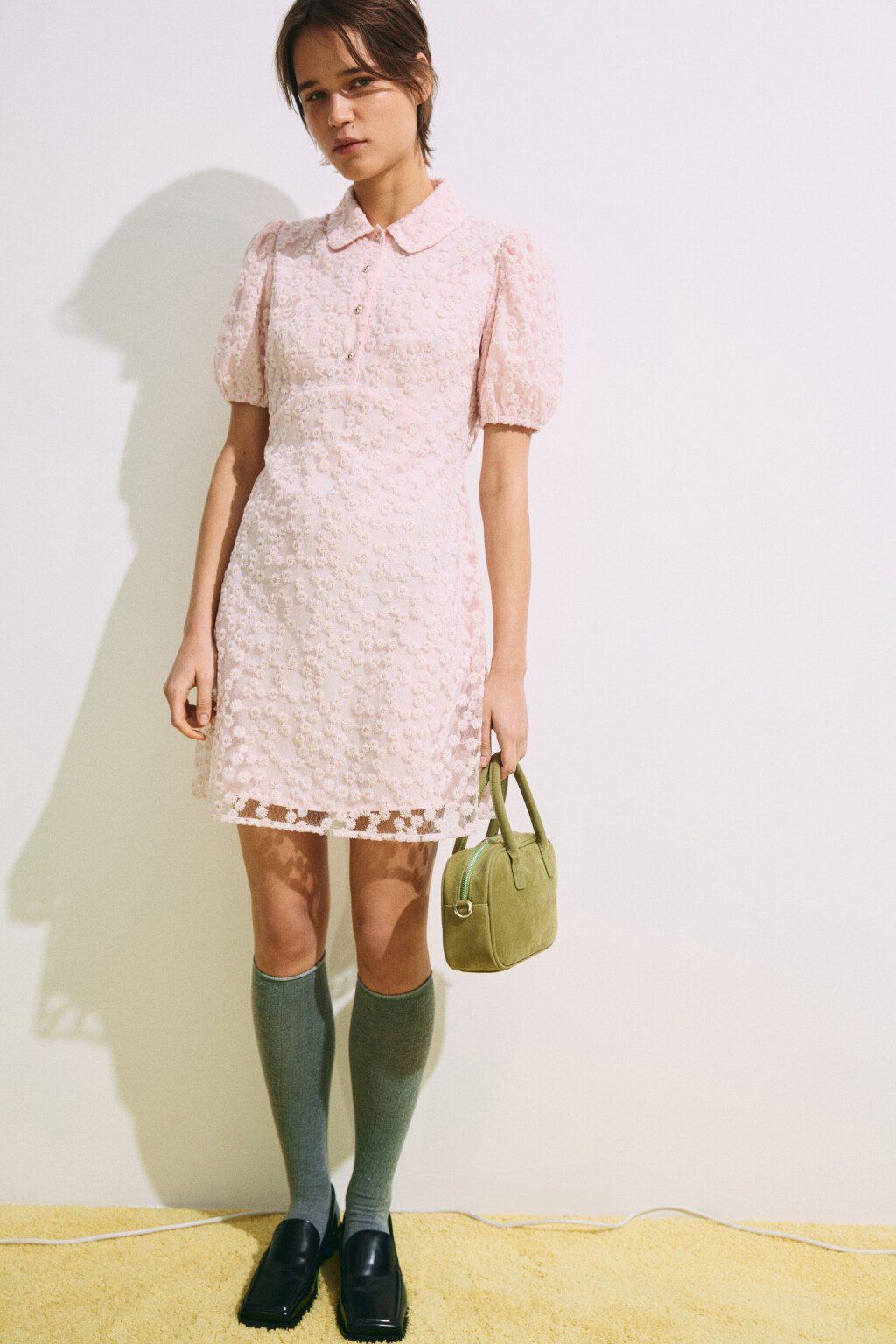 Платье-трапеция мини с цветочной вышивкой - цвет розовый - 2