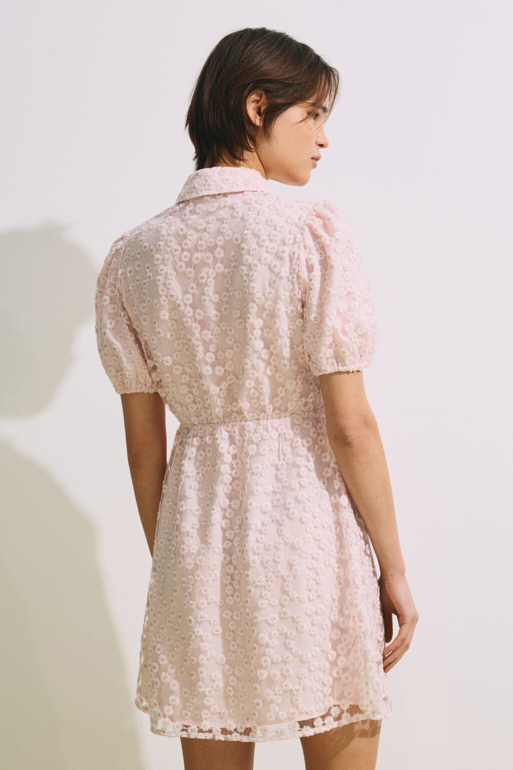 Платье-трапеция мини с цветочной вышивкой - цвет розовый - 5