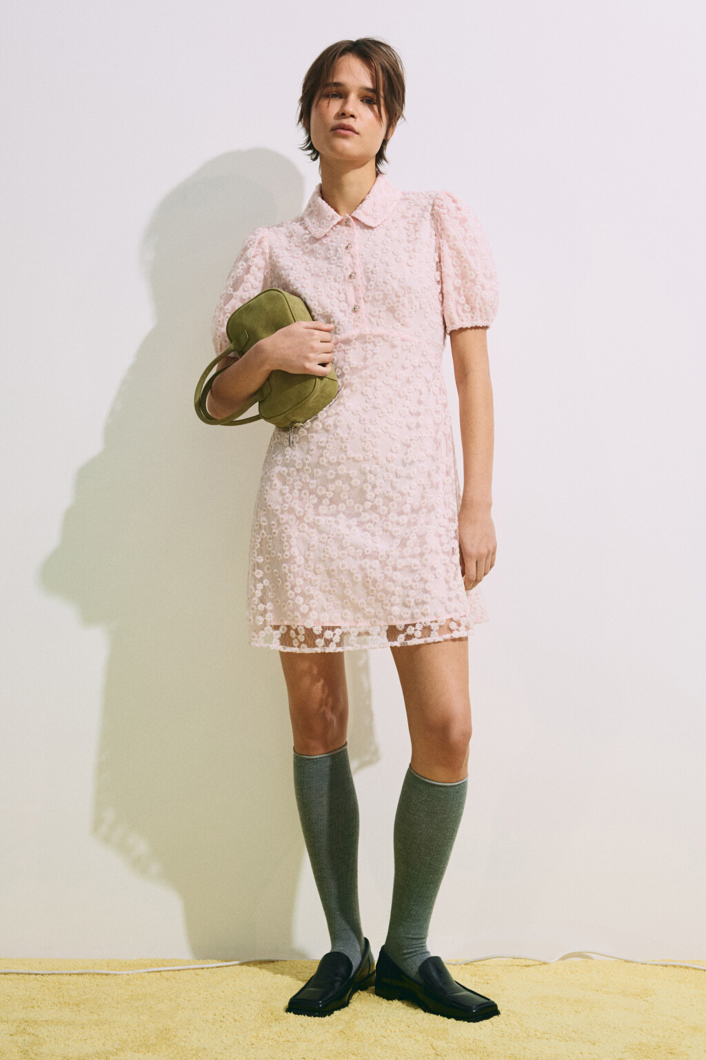 Платье-трапеция мини с цветочной вышивкой - цвет розовый - 6