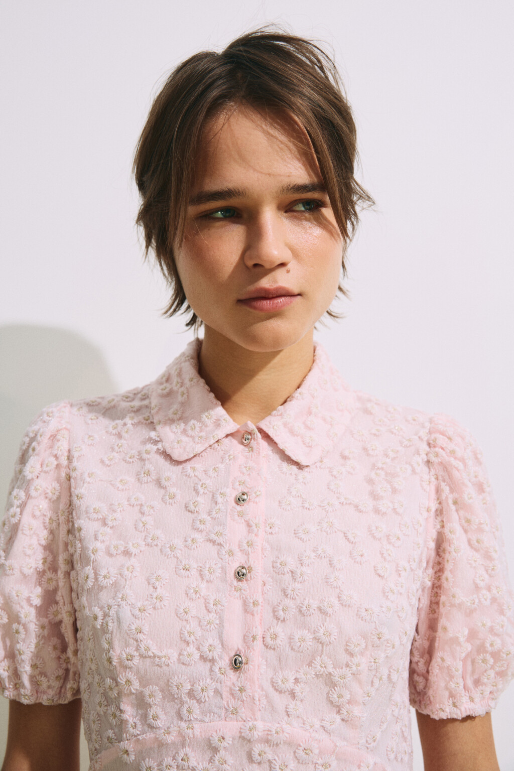 Платье-трапеция мини с цветочной вышивкой - цвет розовый - 7