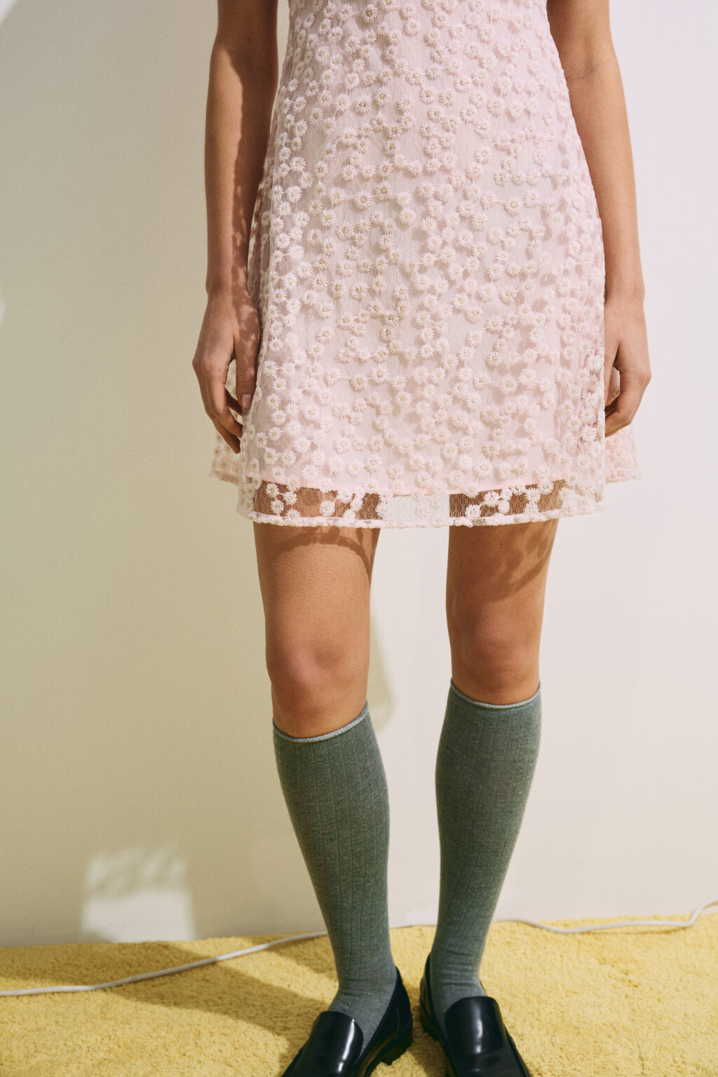 Платье-трапеция мини с цветочной вышивкой - цвет розовый - 8