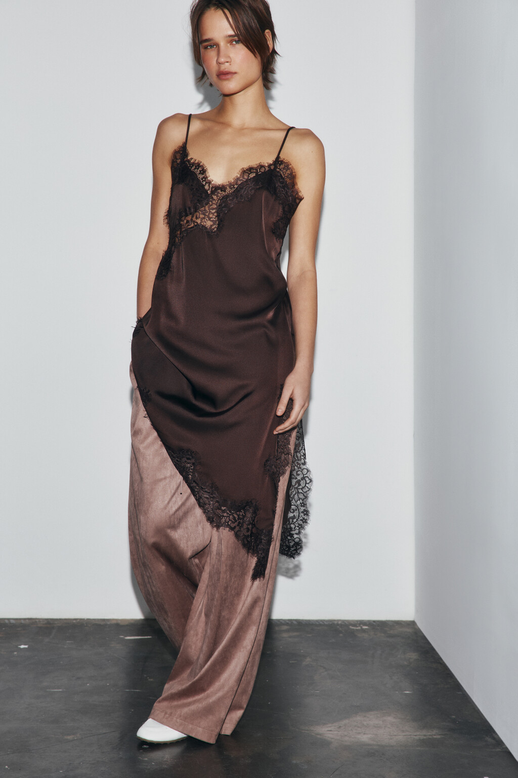 Платье мини атласное асимметричное с кружевом - цвет коричневый - 1