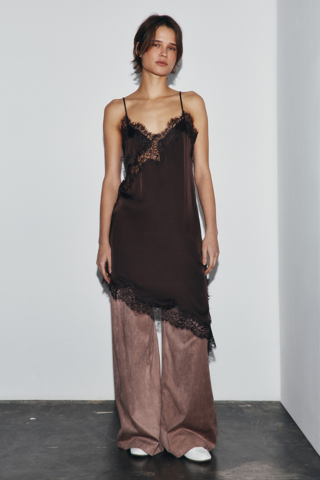 Платье мини атласное асимметричное с кружевом - цвет коричневый - 4