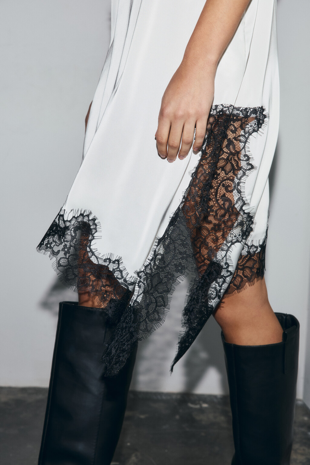 Платье мини атласное асимметричное с кружевом - цвет белый - 6