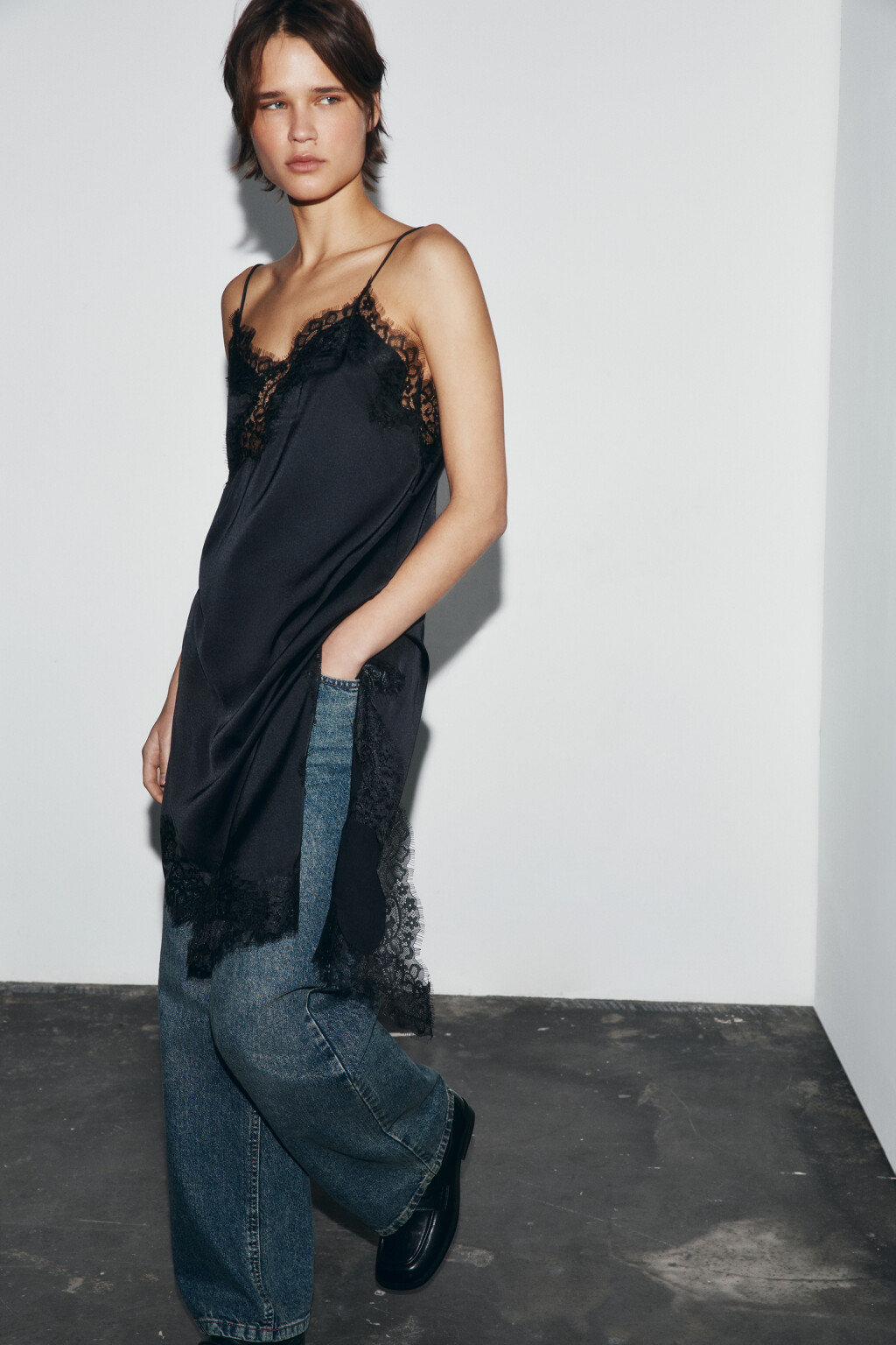 Платье мини атласное асимметричное с кружевом - цвет черный - 1