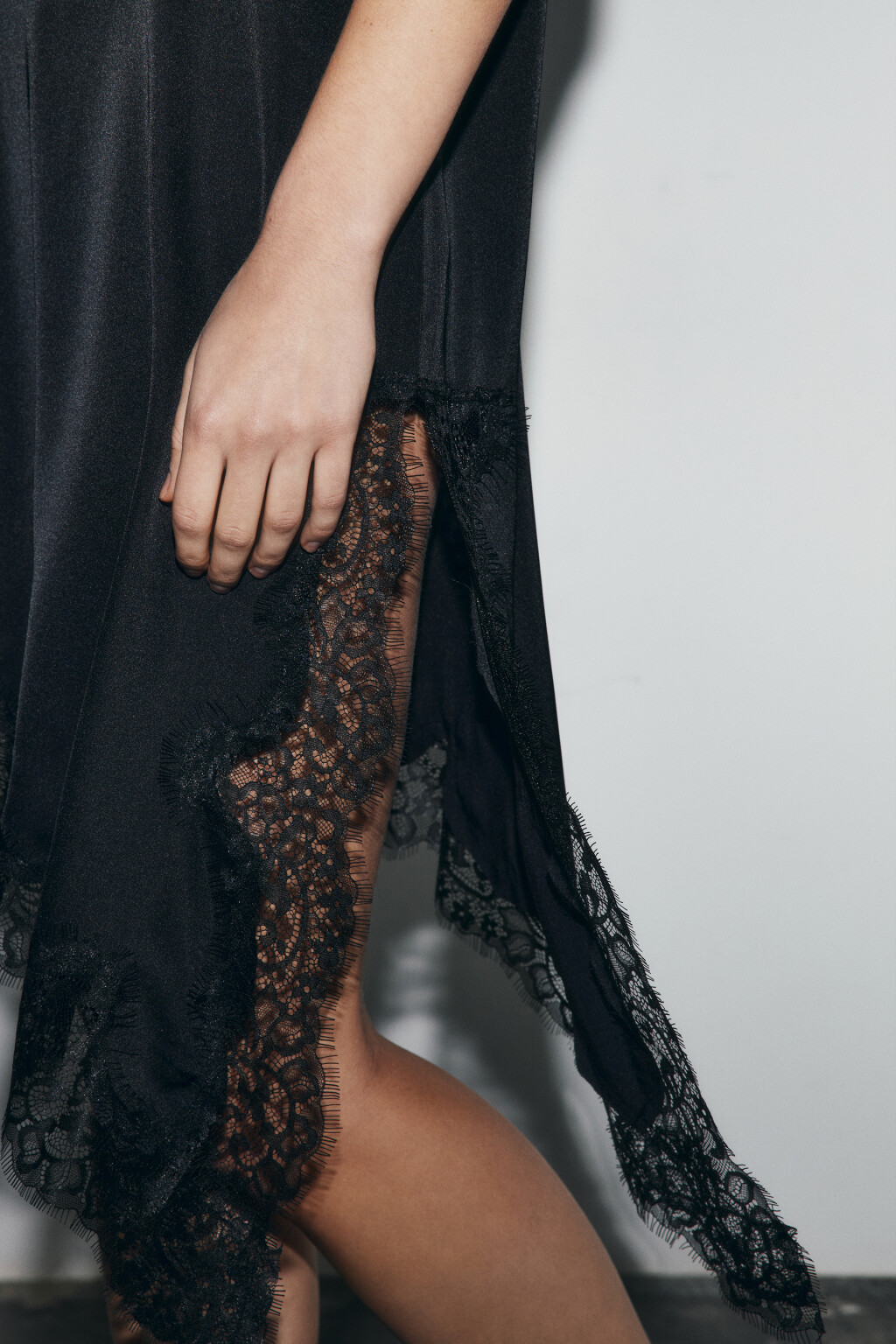 Платье мини атласное асимметричное с кружевом - цвет черный - 7