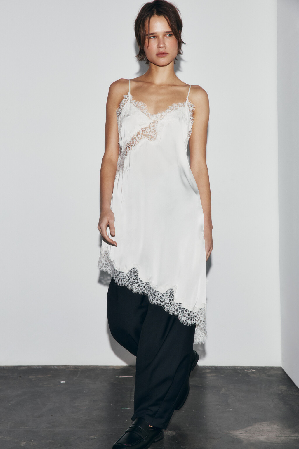 Платье мини атласное асимметричное с кружевом - цвет молочный - 2