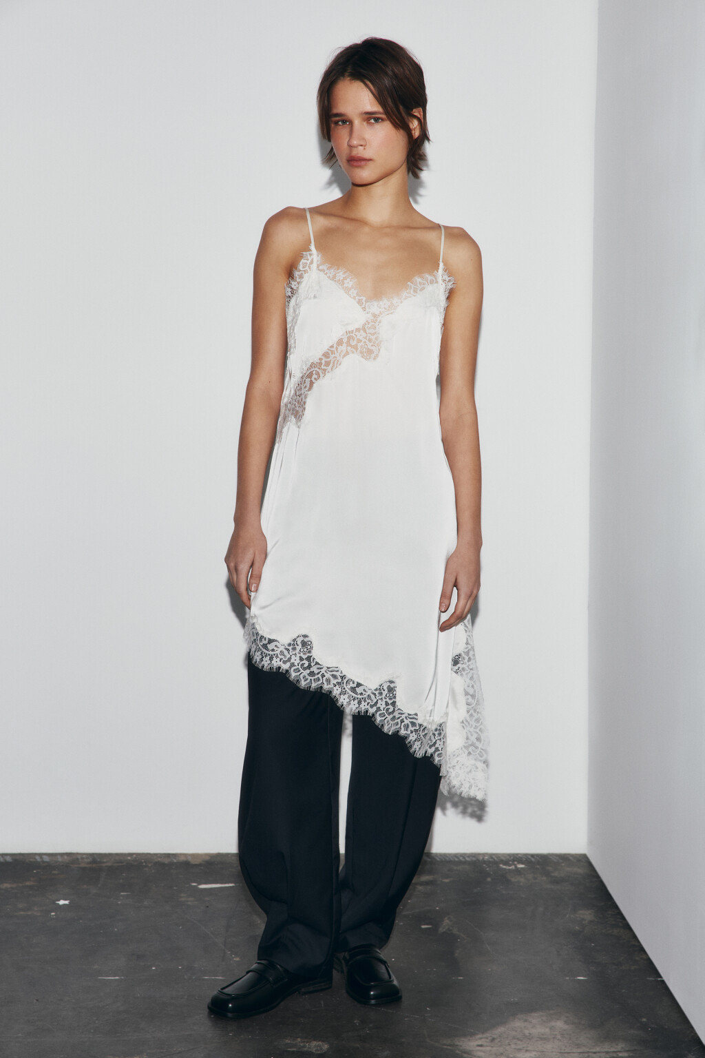 Платье мини атласное асимметричное с кружевом - цвет молочный - 5