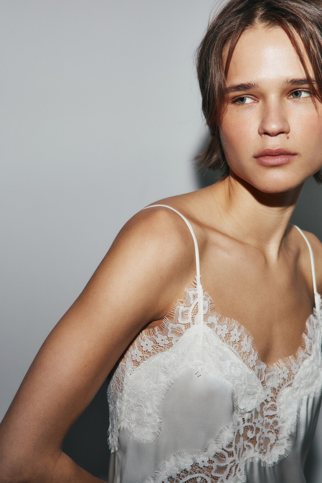 Платье мини атласное асимметричное с кружевом - цвет молочный - 6