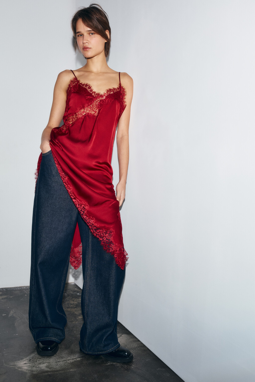 Платье мини атласное асимметричное с кружевом - цвет красный - 2