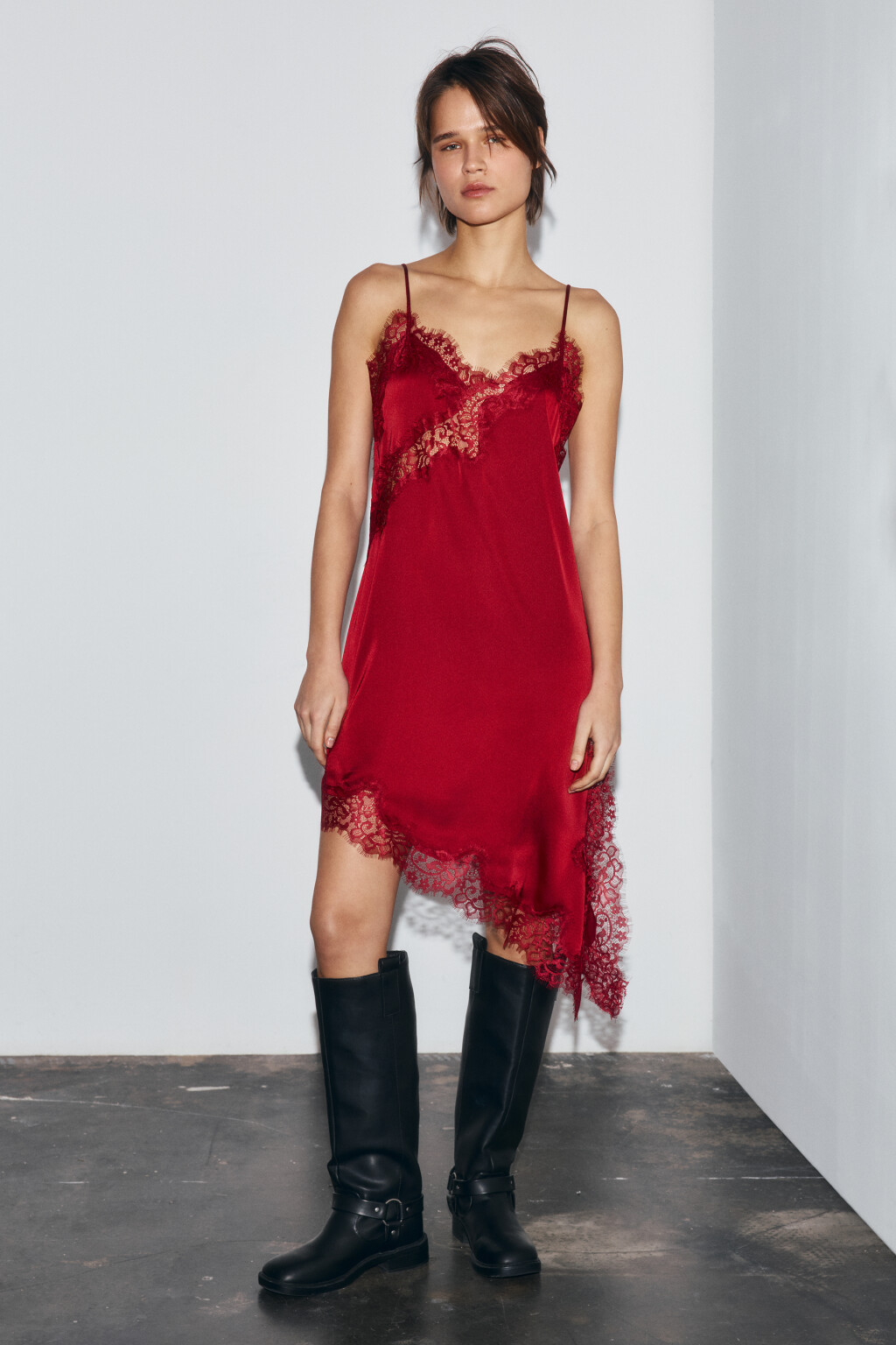 Платье мини атласное асимметричное с кружевом - цвет красный - 3