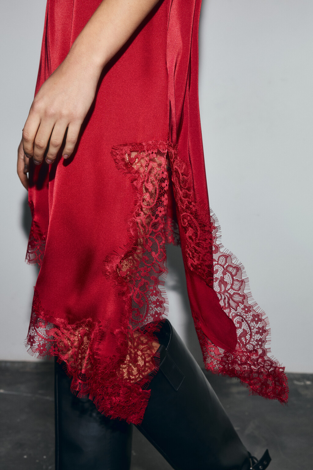 Платье мини атласное асимметричное с кружевом - цвет красный - 6