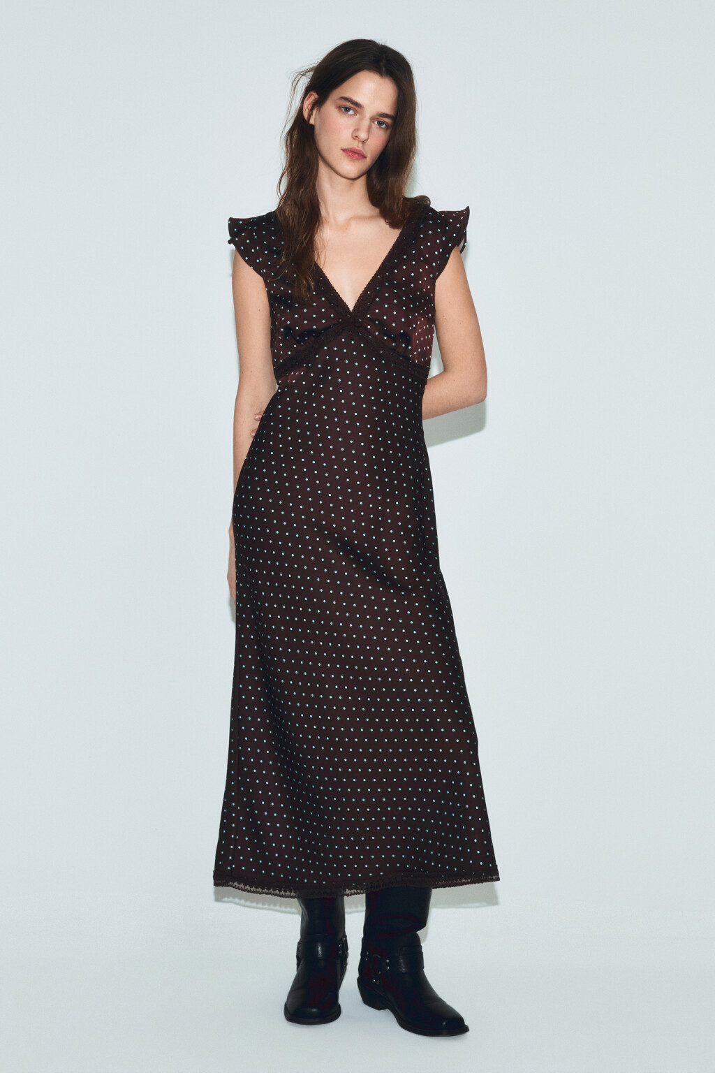 Платье миди с атласной фактурой и коротким рукавом - цвет коричневый - 4