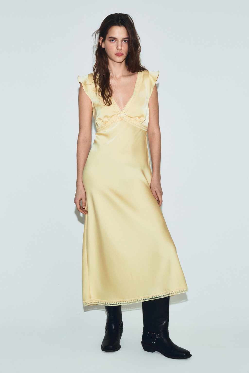 Платье миди с атласной фактурой и коротким рукавом - цвет желтый - 2