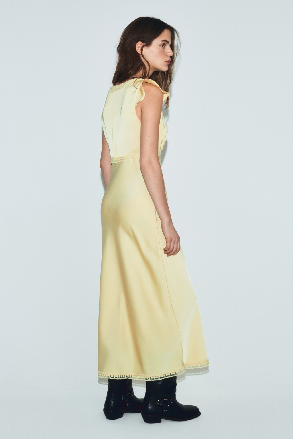 Платье миди с атласной фактурой и коротким рукавом - цвет желтый - 3