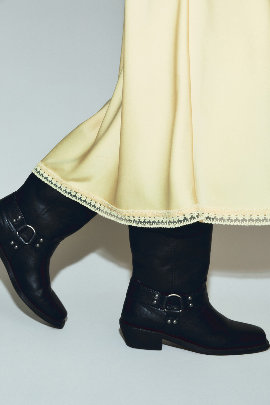 Платье миди с атласной фактурой и коротким рукавом - цвет желтый - 6