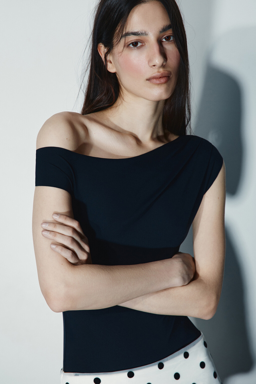 Блузка-боди с открытым плечом - цвет черный - 6