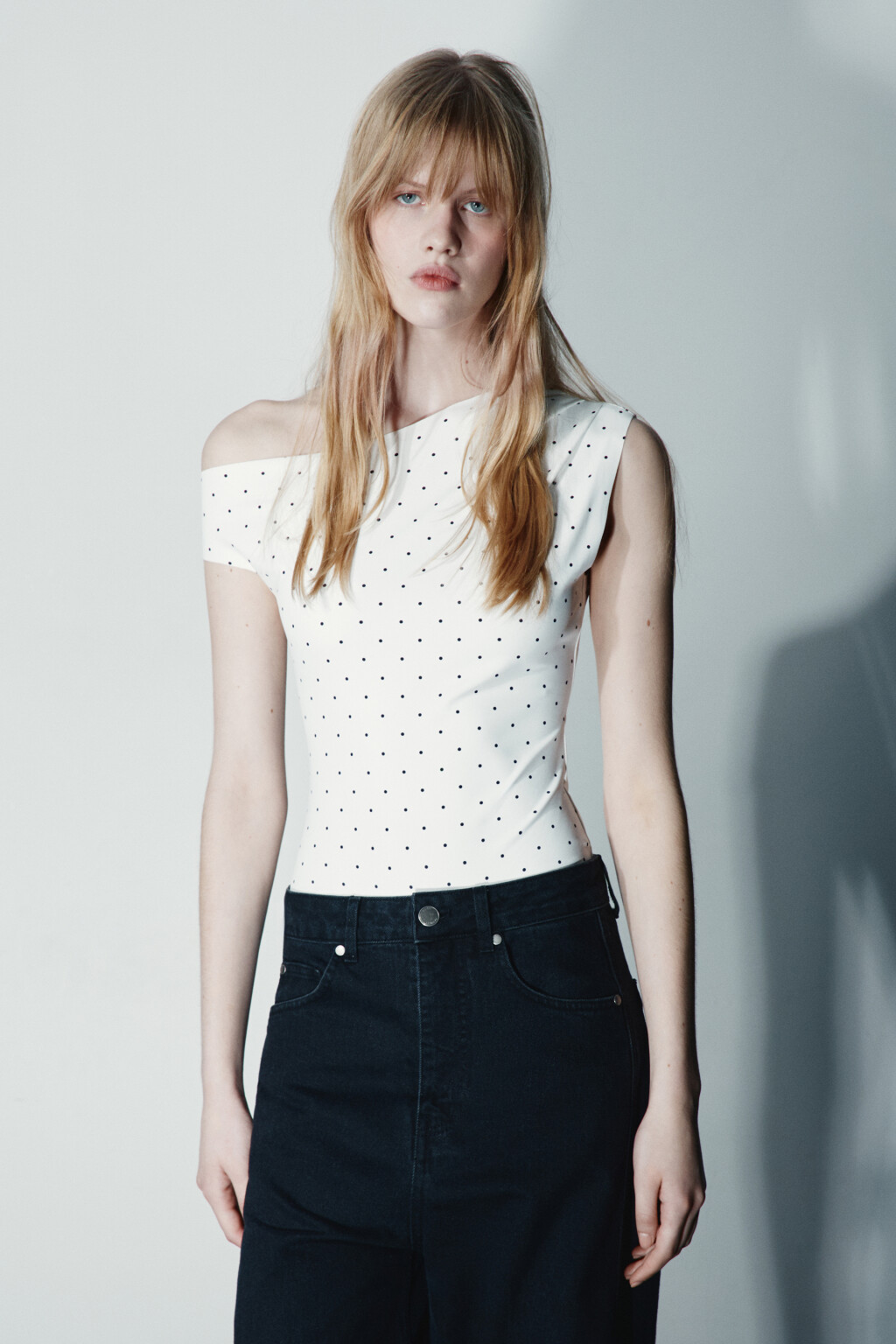 Блузка-боди с открытым плечом - цвет бежевый - 2