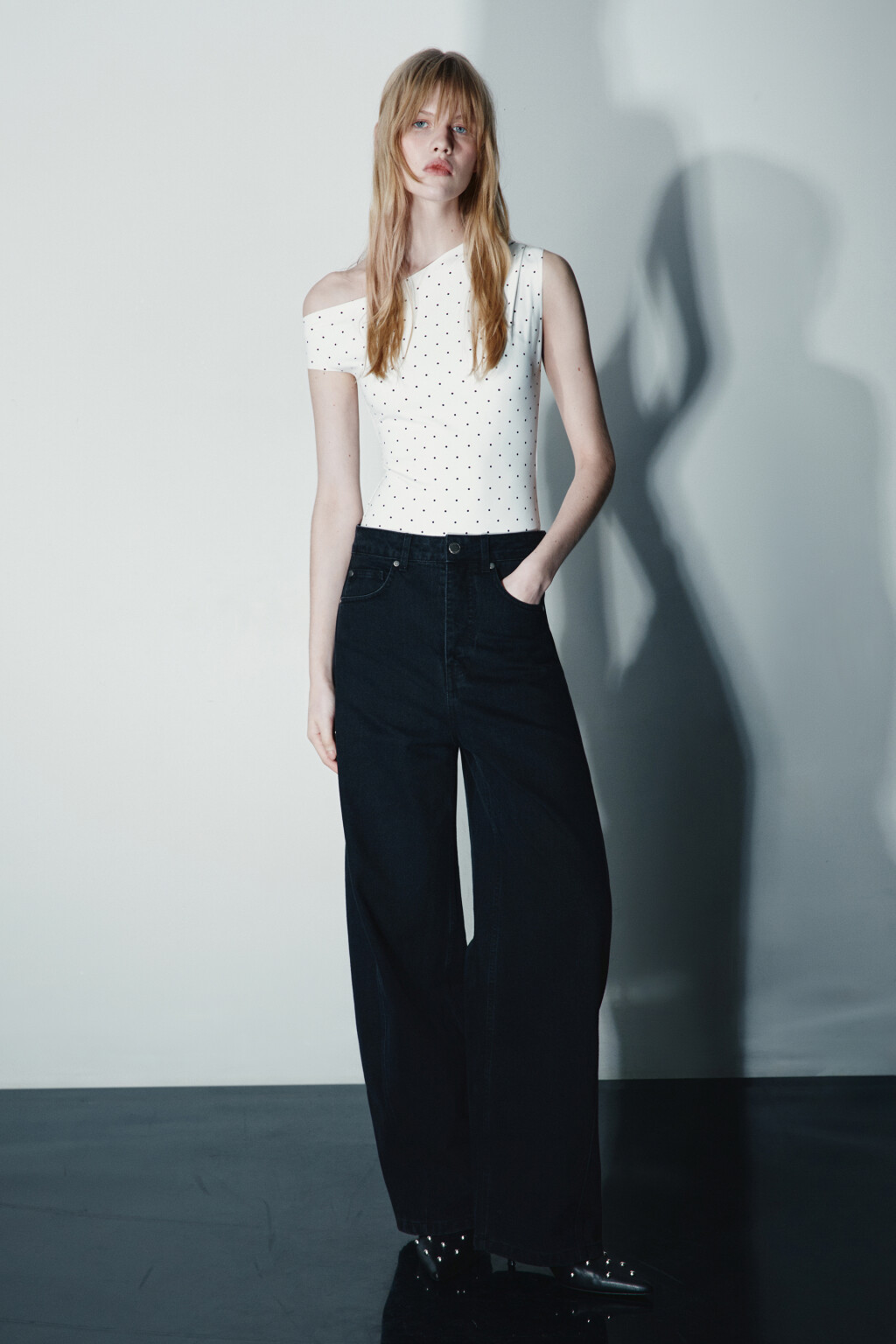 Блузка-боди с открытым плечом - цвет бежевый - 4